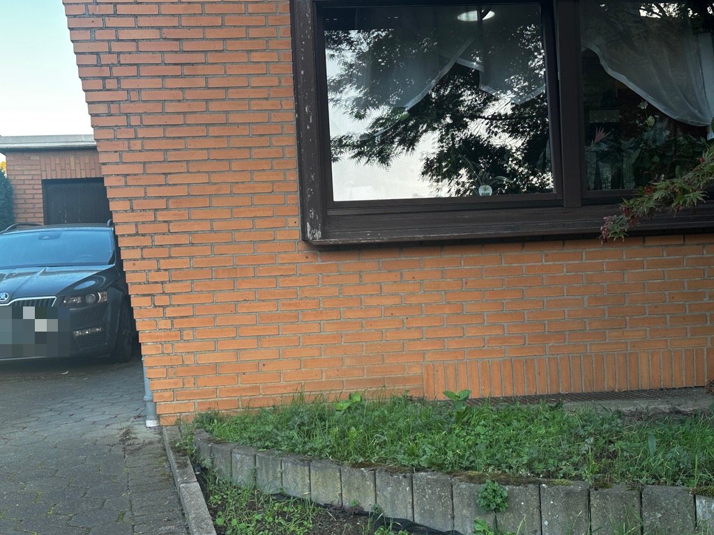 Verblendfassade und Fensterrahmen im Bestand