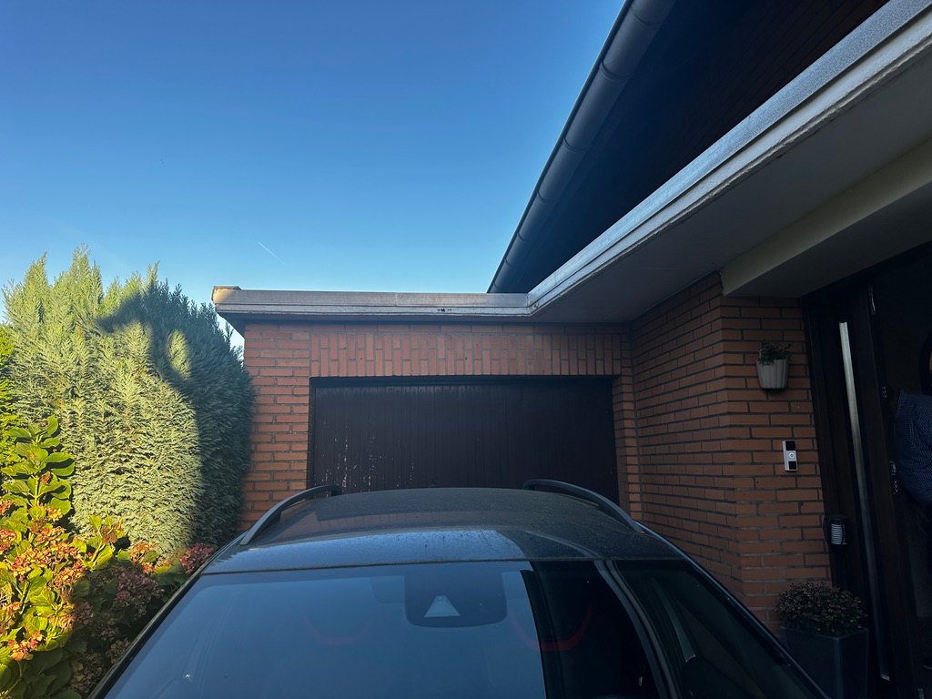 Garage mit Flachdach und Dachrand